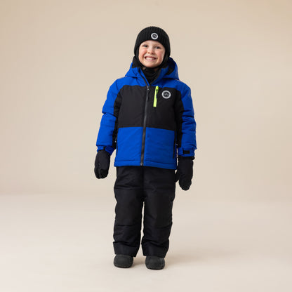 Enfant garçon habillé en Habit de neige - Peluche & Tartine bleu roi et noir avec bonnet noir, gants noirs, pantalon matelassé noir, vue de face.