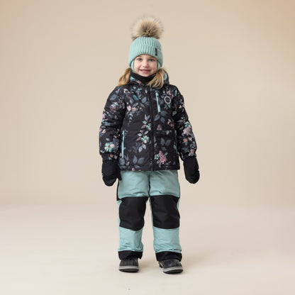 Habit de neige - Peluche & Tartine pour enfant fille, veste noire à motifs floraux roses et bleus, pantalon vert d'eau avec renforts noirs, bonnet vert d'eau, vue de face.