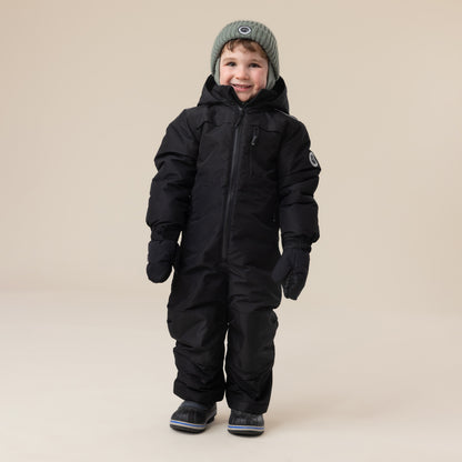 Habit de neige 1 Pièce - Peluche & Tartine (Copie) noir pour enfant, combi intégrale à capuche, vue de face portée par garçon avec bonnet gris et gants noirs.
