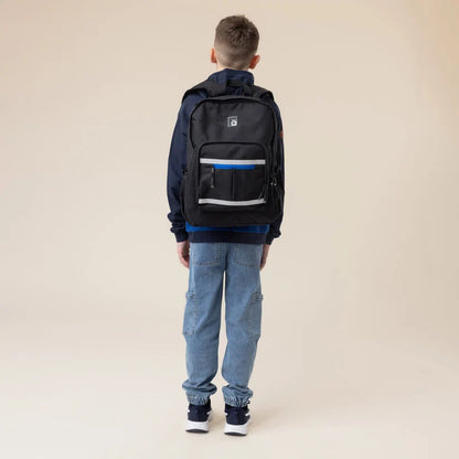 Sac à dos - Snö noir et bleu porté par un garçon vue de dos