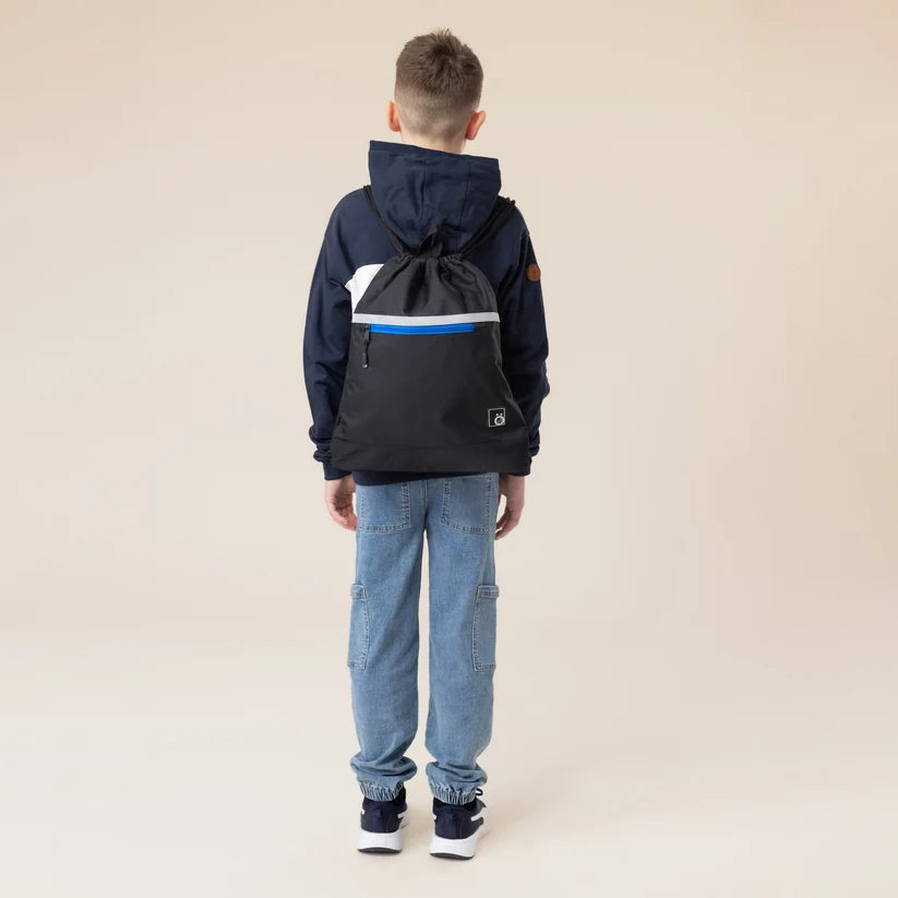 Sac à cordons - Snö noir et bleu porté par un garçon vue de dos avec bandes blanches et bleues