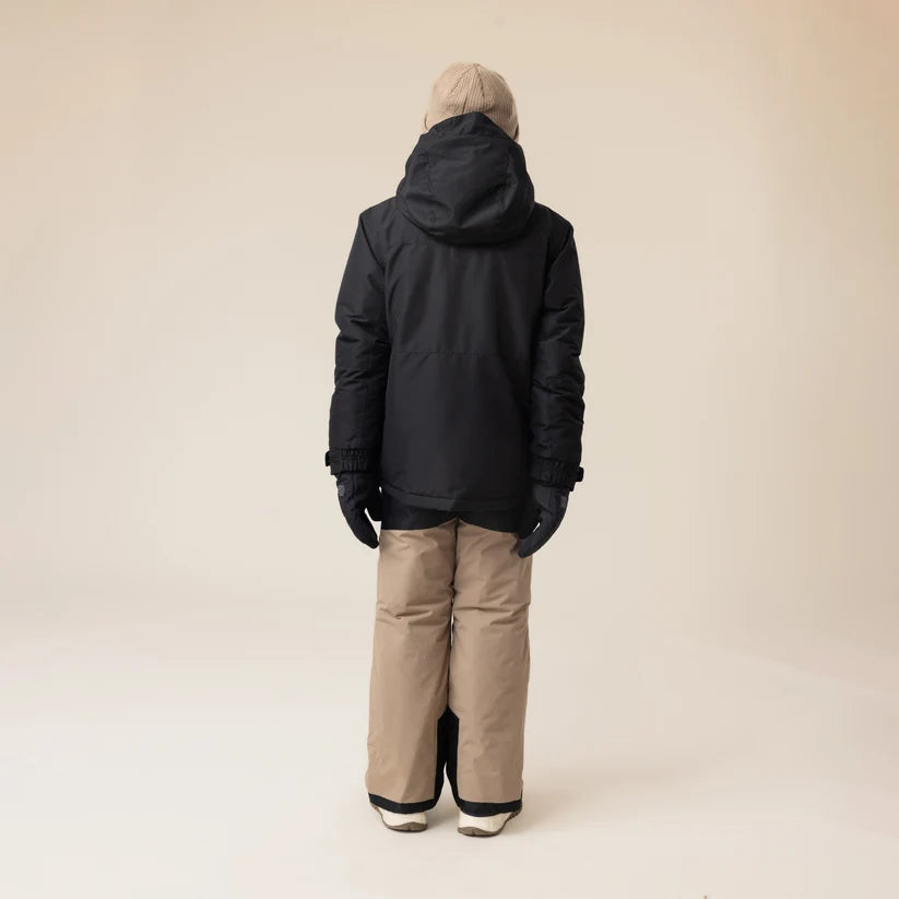 Manteau d'hiver - Snö noir à capuche, vue de dos, porté par une personneৰাকী