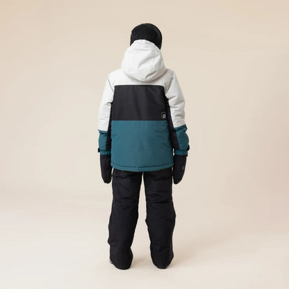 Enfant vu de dos portant une veste à capuche blanche, noire et bleu pétrole, un pantalon et des gants noirs