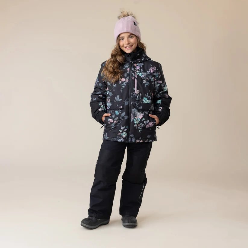 Manteau d'hiver - Snö noir à motifs floraux porté par une fille en vue de face avec bonnet rose