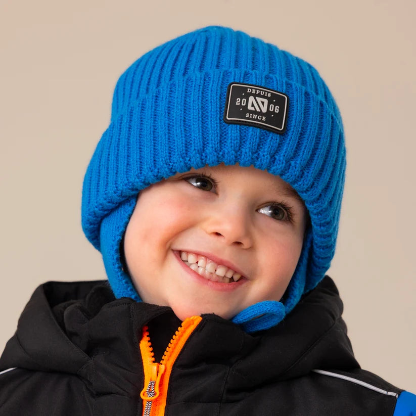 Tuque d'hiver - Nanö bleue en tricot côtelé, portée par un jeune garçon, vue de face