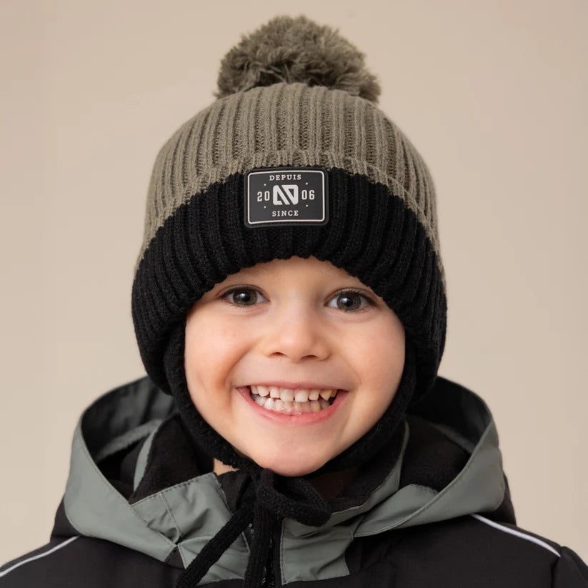 Tuque d'hiver - Nanö noire et grise en tricot côtelé avec pompon pour enfant portée de face