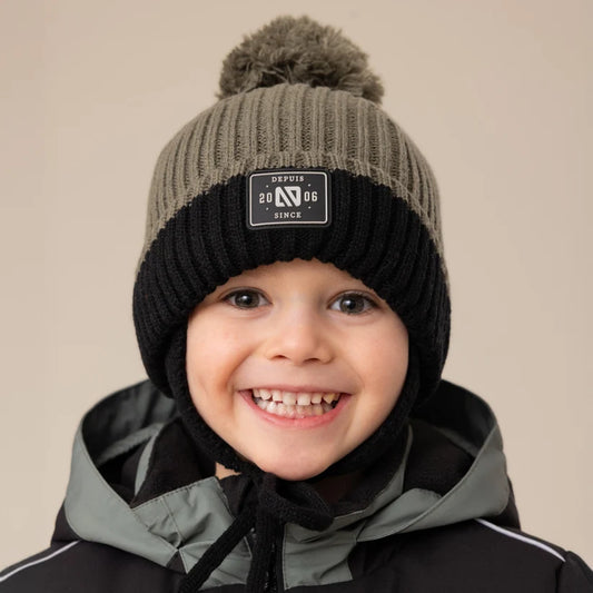 Tuque d'hiver - Nanö noire et grise en tricot côtelé avec pompon pour enfant portée de face