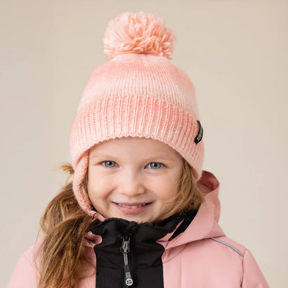 Tuque d'hiver - Nanö rose en tricot avec pompon portée par une fille vue de face