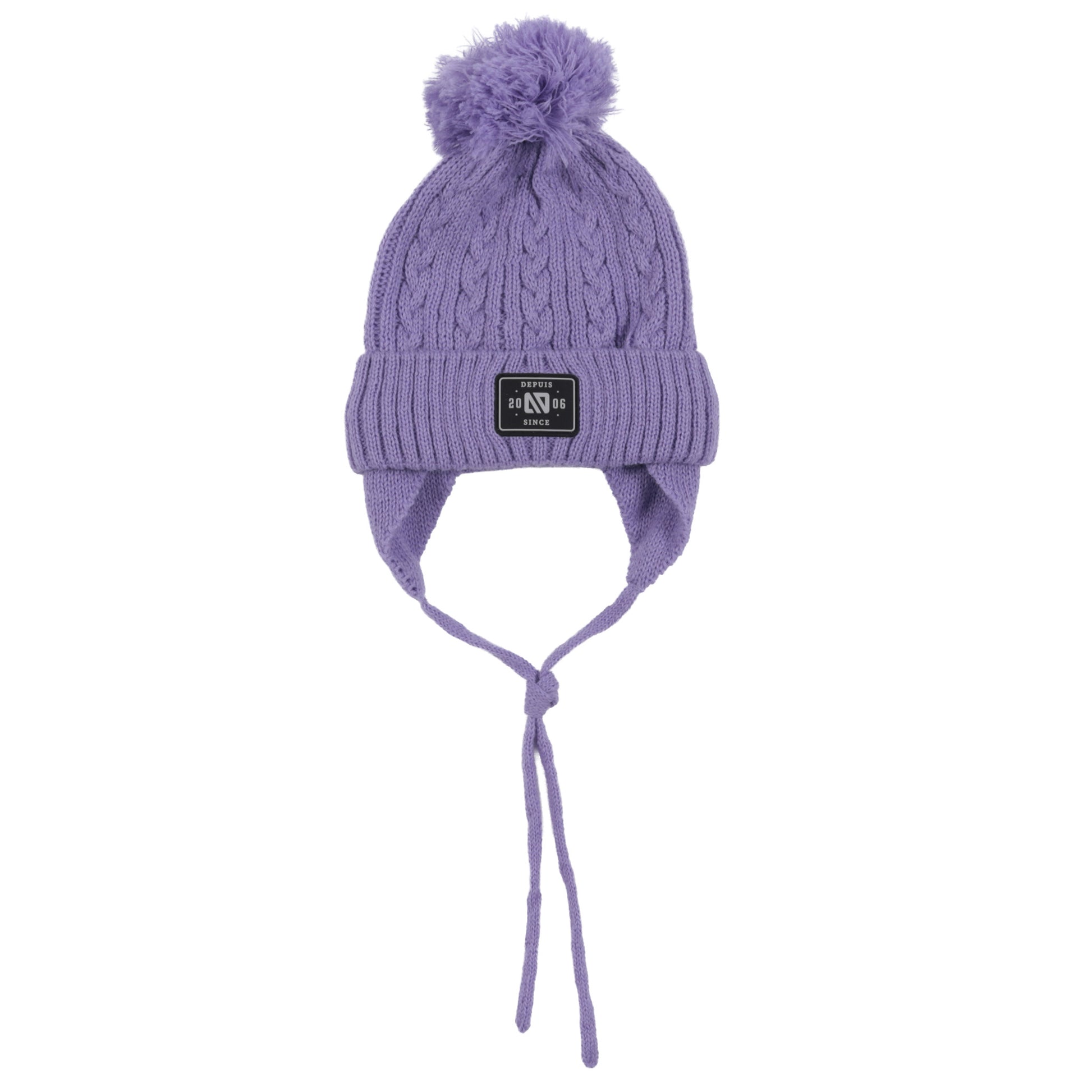Tuque d'hiver - Nanö mauve en tricot avec pompon, protection d’oreilles, liens à nouer, pour enfant, vue de face.