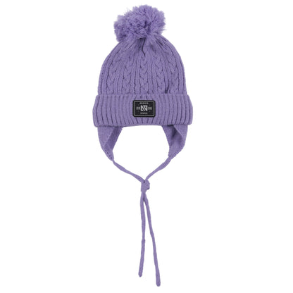 Tuque d'hiver - Nanö mauve en tricot avec pompon, protection d’oreilles, liens à nouer, pour enfant, vue de face.