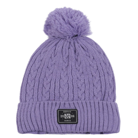 Tuque d'hiver - Nanö mauve en tricot torsadé avec pompon en laine, bordure côtelée, vue de face.