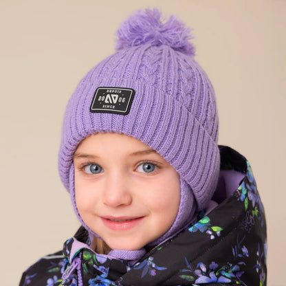 Tuque d'hiver - Nanö en tricot violet avec pompon portée par une fille vue de face