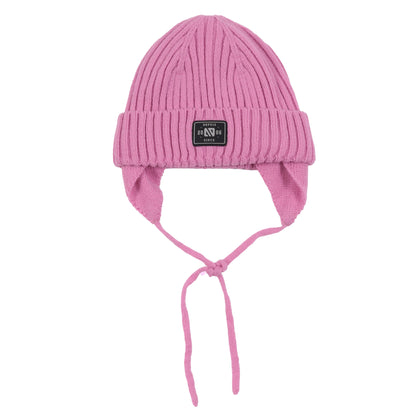 Tuque d'hiver - Nanö rose à côtes larges en tricot avec doublure douce et lanières, pour enfant, vue de face.