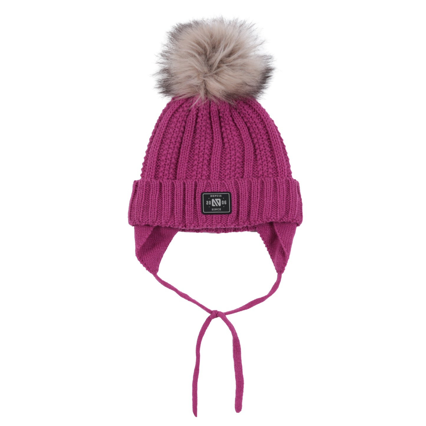 Tuque d'hiver - Nanö rose avec pompon en fausse fourrure beige, tricotée avec cache-oreilles et cordons, vue de face.