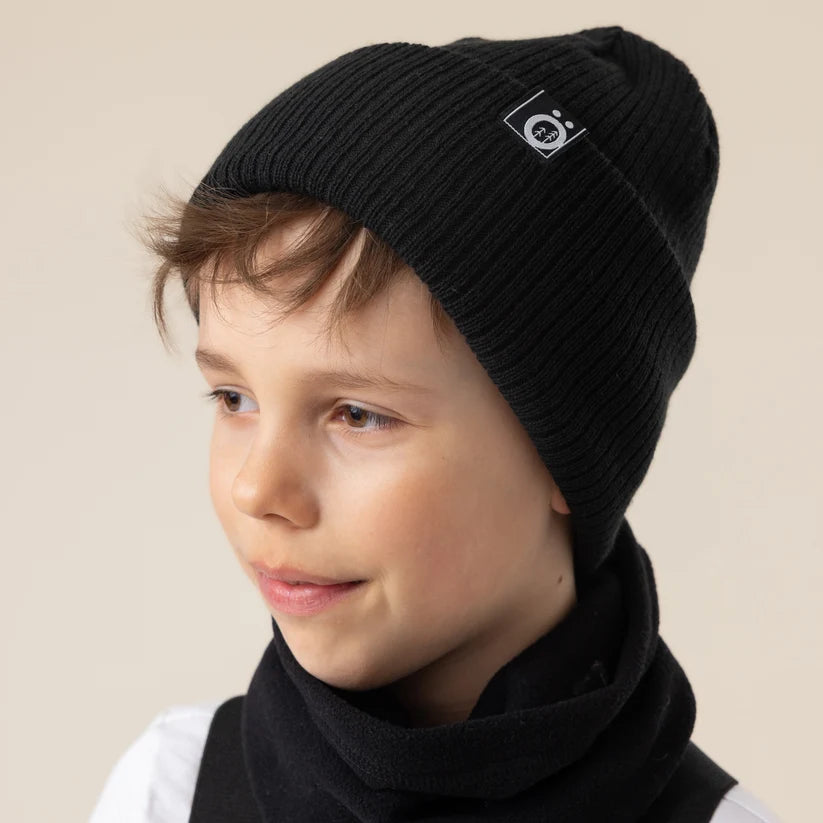 Tuque d'hiver - Snö noire en maille côtelée, portée sur un garçon, vue de trois quarts