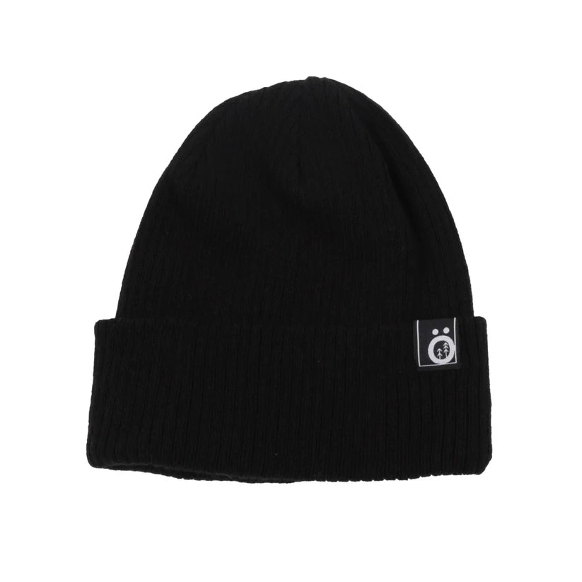 Tuque d'hiver - Snö noire en tricot à revers avec écusson décoratif vue de face