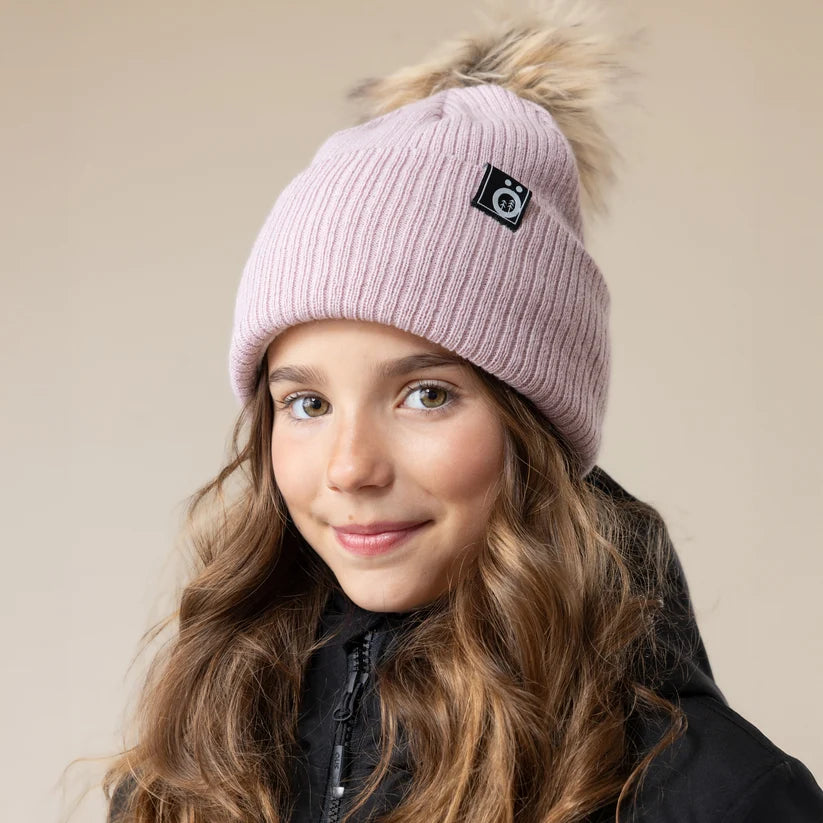 Tuque d'hiver - Snö rose pâle en tricot côtelé avec pompon, portée par une fille, vue de face