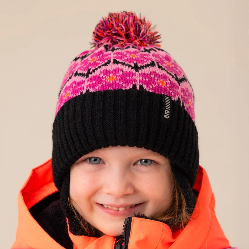 Tuque D'hiver - Nanö noire et rose à pompon avec motifs nordiques portée par une enfant vue de face