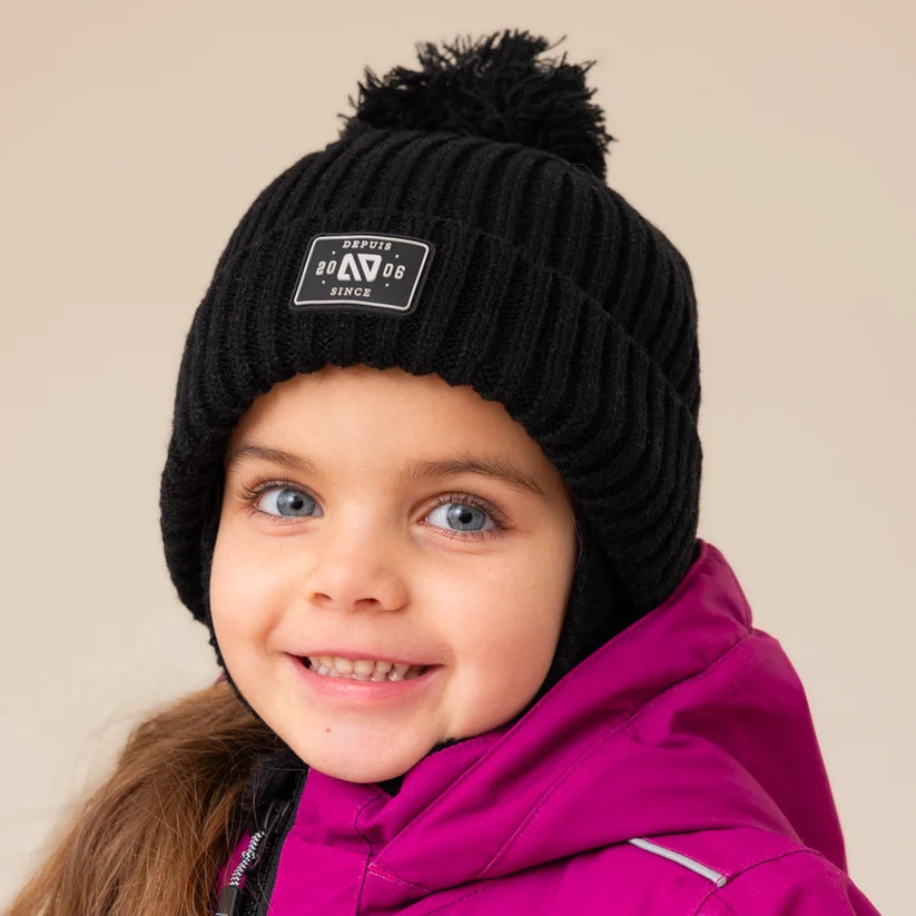 Tuque d'hiver - Nanö noire côtelée avec pompon portée par une enfant vue de face