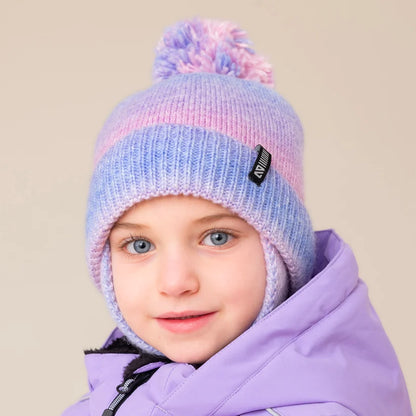Tuque d'hiver - Nanö en tricot bleu rose et violet avec pompon portée par un enfant vue de face