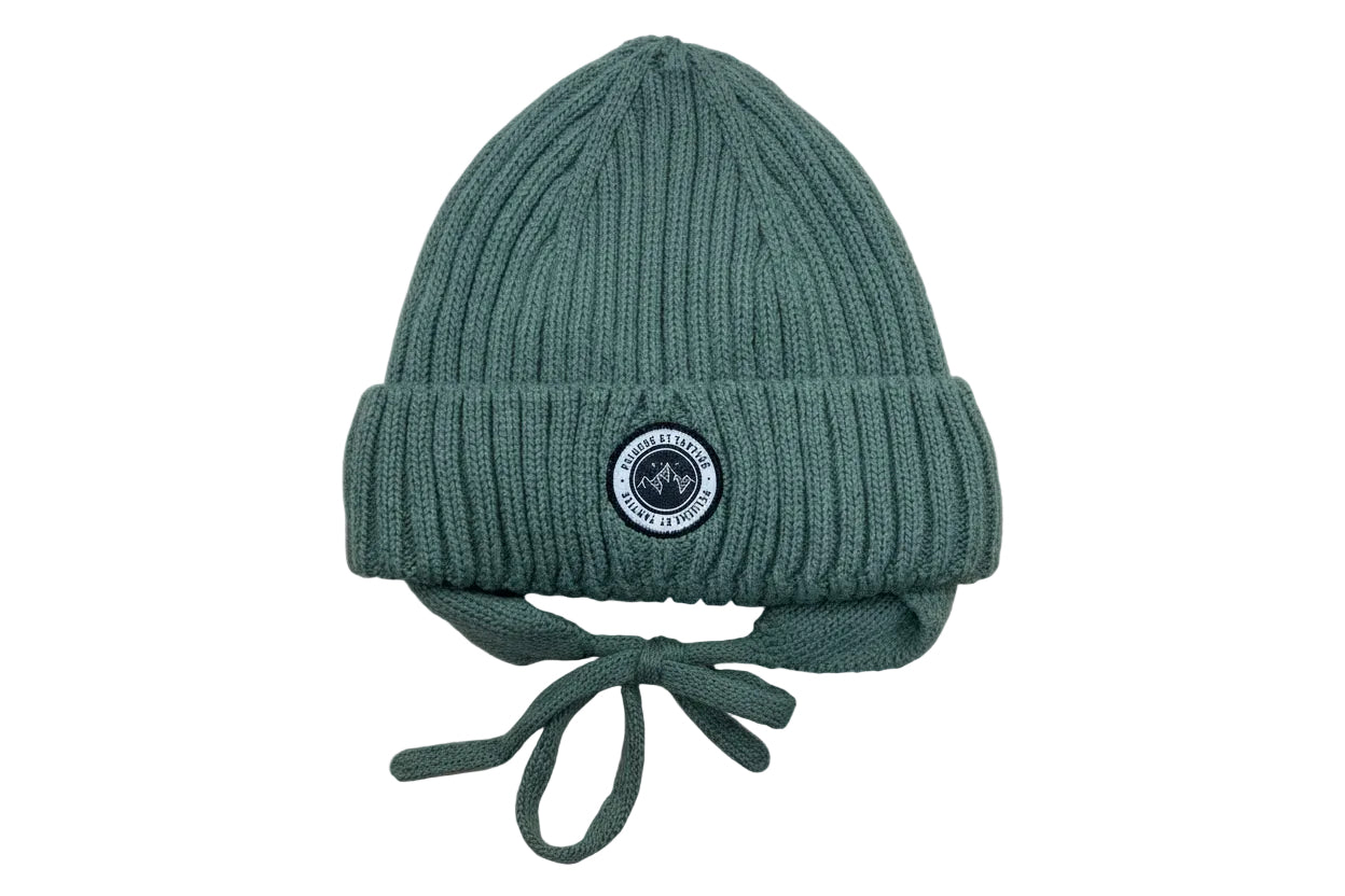 Tuque d'hiver - Peluche & Tartine en maille côtelée vert kaki avec lien à nouer, pour bébé, vue de face sur fond blanc.