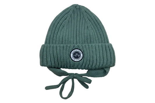 Tuque d'hiver - Peluche & Tartine en maille côtelée vert kaki avec lien à nouer, pour bébé, vue de face sur fond blanc.