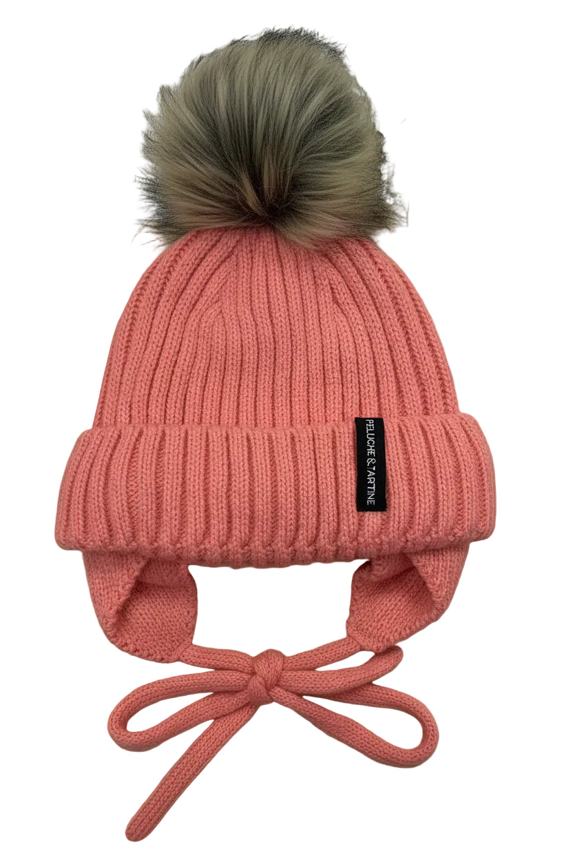 Tuque d'hiver - Peluche & Tartine rose en laine côtelée avec pompon en fausse fourrure grise, pour bébé, vue de face avec lien à nouer.