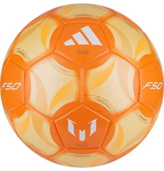 Mini ballon de soccer Messi Club - Adidas orange et beige avec logos blancs, vue de dessus, surface texturée.