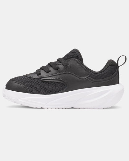 Espadrilles UA Surge 5 - Under Armour noires avec semelle blanche, tissu mesh respirant et détails synthétiques, vue de profil.