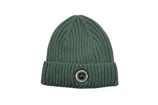 Tuque d'hiver - Peluche & Tartine en laine côtelée vert olive avec revers et patch rond noir et blanc, vue de face, pour enfant.