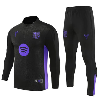 Ensemble de soccer FC Barcelone - Lamine Yamal noir et violet en polyester, taille enfant, vue de face, manches longues et pantalon ajusté