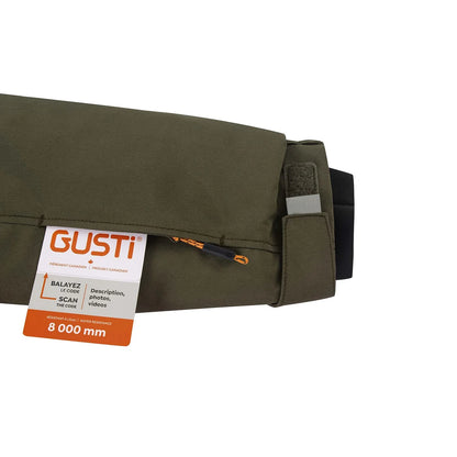 Habit de neige Gage - Gusti, détail du tissu vert olive et de la fermeture ajustable pour enfant