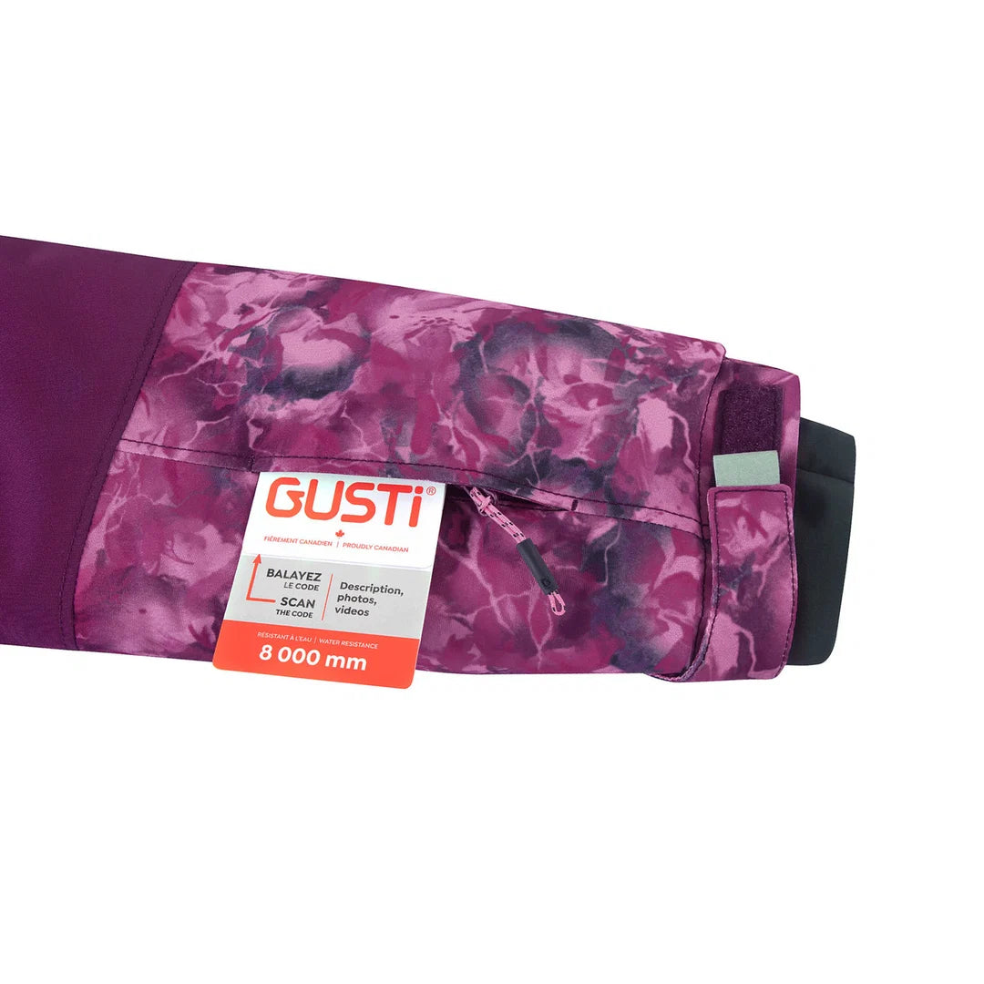 Habit de neige Gypsy - Gusti violet à motifs floraux roses et noirs vue rapprochée d'une manche avec étiquette Gusti