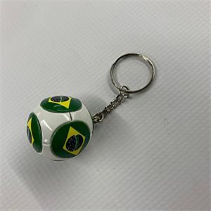 Porte-Clés Brazil - Eletto en forme de ballon blanc avec drapeaux du Brésil verts et jaunes, vue de dessus.