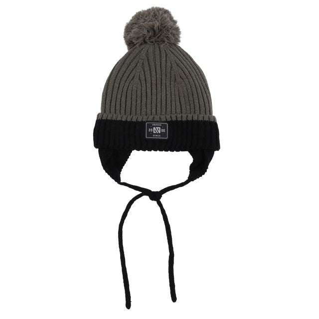 Tuque d'hiver - Nanö en tricot gris et noir avec pompon, cache-oreilles et cordons, pour enfant, vue de face.