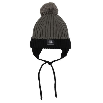 Tuque d'hiver - Nanö en tricot gris et noir avec pompon, cache-oreilles et cordons, pour enfant, vue de face.