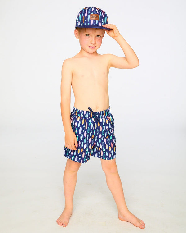 Maillot de bain - Deux Par Deux short bleu marine motifs planches de surf colorées pour garçon, vue de face porté sur mannequin.