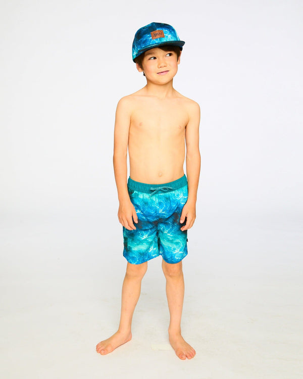 Maillot de bain - Deux Par Deux bermuda bleu turquoise à motif, taille élastique avec cordon, pour garçon enfant, vue de face porté sur mannequin.