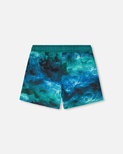 Maillot de bain - Deux Par Deux short bleu et vert effet vague, polyester recyclé, taille élastique, vue de dos, enfant garçon.