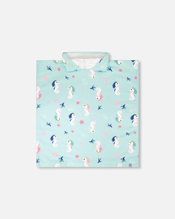 Serviette de plage avec capuchon - Deux Par Deux bleue à imprimé hippocampes roses et bleus pour enfant, vue de face