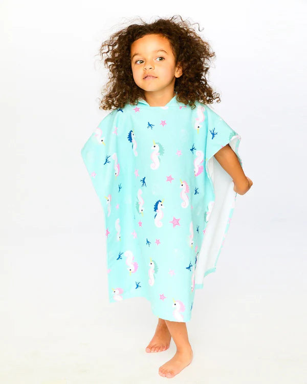Serviette de plage avec capuchon - Deux Par Deux bleu clair à imprimé hippocampes, pour enfant, portée de face sur mannequin.