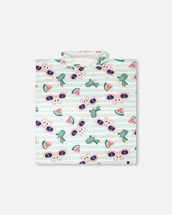 Serviette de plage avec capuchon - Deux Par Deux blanche rayée vert clair avec imprimés flamants roses, cactus et pastèques, vue de face.