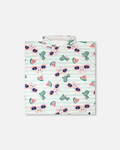 Serviette de plage avec capuchon - Deux Par Deux blanche rayée vert clair avec imprimés flamants roses, cactus et pastèques, vue de face.