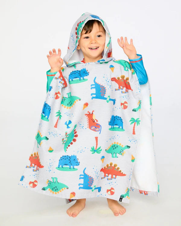Serviette de plage avec capuchon - Deux Par Deux gris clair imprimé bébés dinosaures multicolores, en polyester, portée par enfant, vue de face.