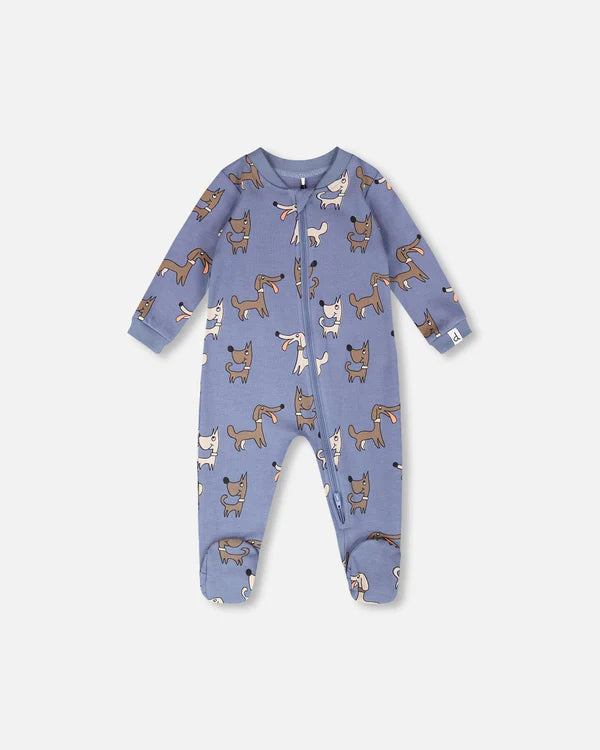 Pyjama - Deux Par Deux bleu avec motifs chiens marron et beige, en coton biologique, pour bébé, vue de face à manches longues et pieds fermés.