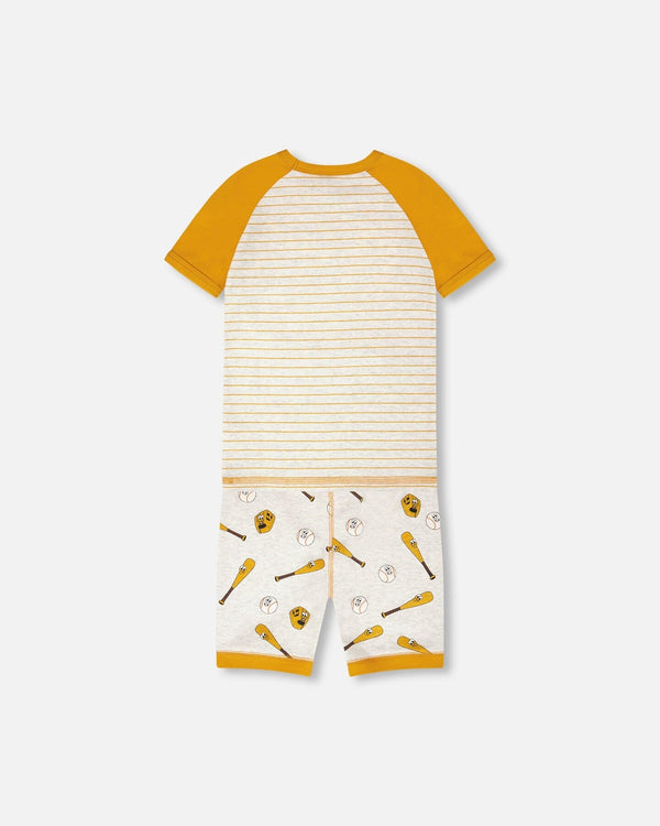 Pyjama deux-pièces - Deux Par Deux en coton biologique, manches courtes moutarde, pantalon imprimé balles et battes, vue de dos enfant.