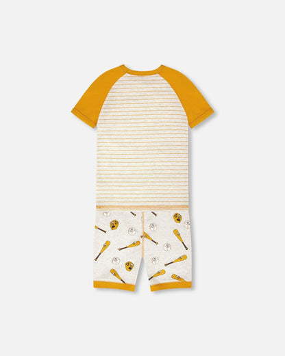 Pyjama deux-pièces - Deux Par Deux en coton biologique, manches courtes moutarde, pantalon imprimé balles et battes, vue de dos enfant.