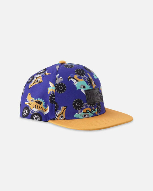 Casquette - Deux Par Deux bleu à imprimé camions multicolores et visière jaune, style moderne, pour garçon, vue de profil côté droit.