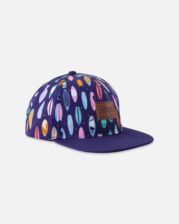Casquette - Deux Par Deux bleue avec motifs planches de surf multicolores, étiquette logo devant, vue de côté, enfant garçon.