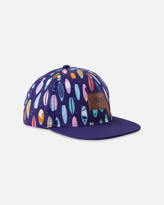 Casquette - Deux Par Deux bleue avec motifs planches de surf multicolores, étiquette logo devant, vue de côté, enfant garçon.
